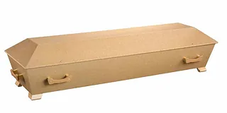 Kiste i lys brun trefarge med enkel og naturlig overflate, seks håndtak og skrå lokkdesign.